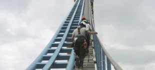 Tecnico HSE esegue sopralluogo e analisi dei punti critici in quota