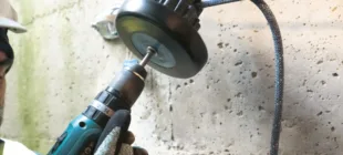 Operatore effettua ispezione